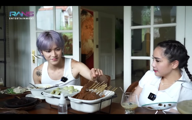 Terakhir Taeyong NCT mencoba sate ayam khas madura dengan bumbu kacang. Foto: dok. YouTube Rans Entertainment