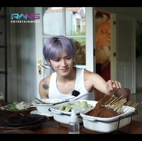 Terakhir Taeyong NCT mencoba sate ayam khas madura dengan bumbu kacang. Foto: dok. YouTube Rans Entertainment