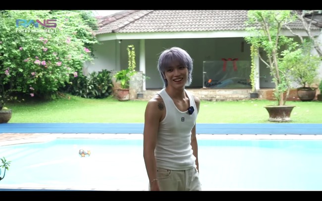 Di sela-sela syuting, Taeyong NCT bermain bola di pinggir kolam renang Sultan Andara. Begini ekspresi lucunya saat tak sengaja menendang bola tersebut ke kolam. Foto: dok. YouTube Rans Entertainment