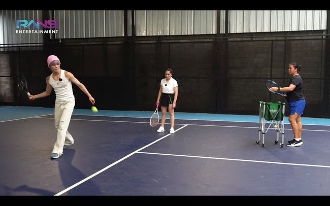 Tak butuh waktu lama bagi Taeyong NCT untuk menguasai tenis. Pelantun SHALALA itu pun melakukan sparing dengan Nagita. Foto: dok. YouTube Rans Entertainment