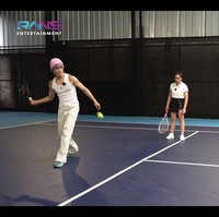 Tak butuh waktu lama bagi Taeyong NCT untuk menguasai tenis. Pelantun SHALALA itu pun melakukan sparing dengan Nagita. Foto: dok. YouTube Rans Entertainment