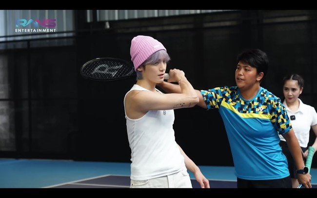 Begitu sampai di Andara, Taeyong NCT langsung diajak untuk belajar tenis bersama Nagita Slavina dan coach pribadinya. Foto: dok. YouTube Rans Entertainment