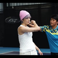 Begitu sampai di Andara, Taeyong NCT langsung diajak untuk belajar tenis bersama Nagita Slavina dan coach pribadinya. Foto: dok. YouTube Rans Entertainment