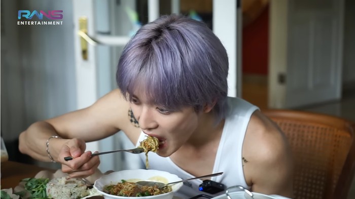 Taeyong NCT cicip cendol hingga bebek asap dari Rojo Sambel
