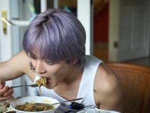 Viral! 5 Artis Korea Cicip Sate Kambing hingga Bebek Asap di Indonesia