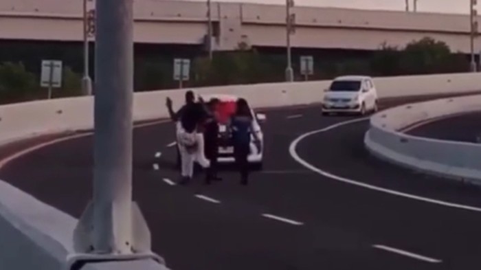 Tangkapan layar video seorang WNA pria yang mengadang sejumlah mobil di Jalan Tol Bali Mandara, viral di media sosial.