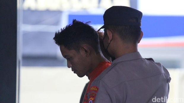 W dan RD, kedua pelaku mutilasi di Turi Sleman dikeler saat jumpa pers di Mapolda DIY, Minggu (16/7/2023).