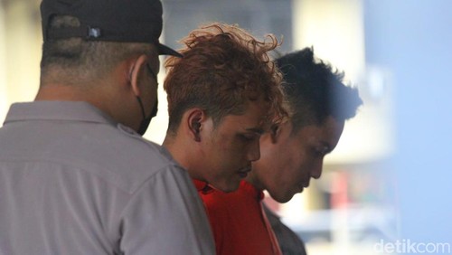 W dan RD, kedua pelaku mutilasi di Turi Sleman dikeler saat jumpa pers di Mapolda DIY, Minggu (16/7/2023).