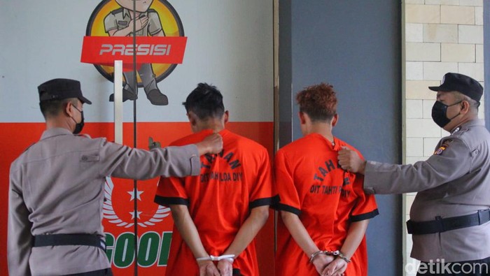 W dan RD, kedua pelaku mutilasi di Turi Sleman dikeler saat jumpa pers di Mapolda DIY, Minggu (16/7/2023).