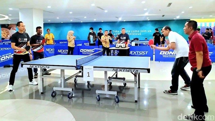Wakil Bupati Karawang Aep Syaepulloh saat menjajal arena tenis meja IJTI Cup