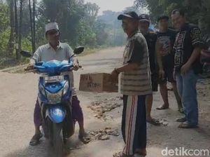 Warga di Bangkalan Bertahun-tahun Patungan Perbaiki Jalan Kabupaten