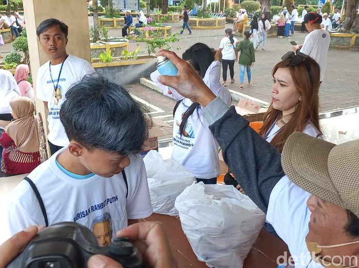 Warga mengecat putih rambutnya dalam acara deklarasi mendukung Ganjar Pranowo di Alun-alun Banjarnegara, Jawa Tengah, Minggu (16/7/2023).