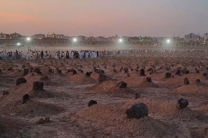 Peziarah mengunjungi makam Baqi di Madinah, Arab Saudi, Sabtu (15/7/2023). Pemakaman seluas 174.962 meter persegi itu merupakan lokasi dikuburkannya jenazah keluarga dan sahabat Nabi Muhammad SAW serta selalu dipadati peziarah yang datang setelah shalat subuh. ANTARA FOTO/Wahyu Putro A/nym.