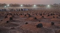 Peziarah mengunjungi makam Baqi di Madinah, Arab Saudi, Sabtu (15/7/2023). Pemakaman seluas 174.962 meter persegi itu merupakan lokasi dikuburkannya jenazah keluarga dan sahabat Nabi Muhammad SAW.