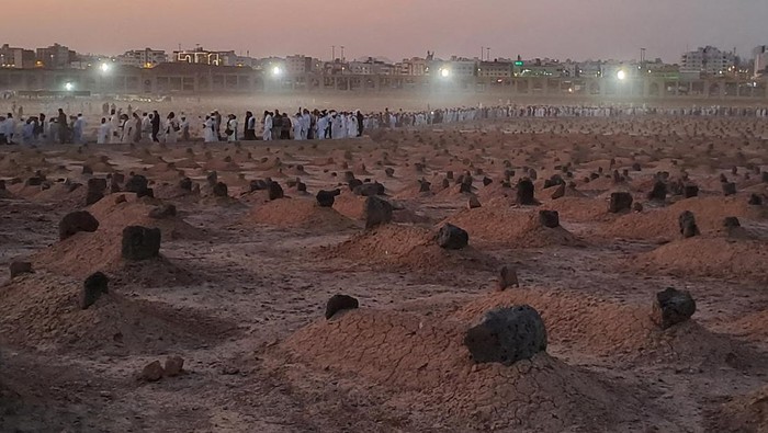 Ziarah ke Pemakaman Keluarga dan Sahabat Nabi di Baqi Madinah Peziarah mengunjungi makam Baqi di Madinah, Arab Saudi, Sabtu (15/7/2023). Pemakaman seluas 174.962 meter persegi itu merupakan lokasi dikuburkannya jenazah keluarga dan sahabat Nabi Muhammad SAW serta selalu dipadati peziarah yang datang setelah shalat subuh. ANTARA FOTO/Wahyu Putro A/nym.