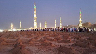 Ziarah ke Pemakaman Keluarga dan Sahabat Nabi di Baqi Madinah