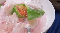 Coto Makassar Gowa di Cempaka Baru juga menawarkan dessert khas Makassar ini. Seporsi es pisang ijo dibanderol Rp 28 ribu di aplikasi ojek online. Foto: teguhakbar21