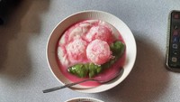Di Tebet, ada es pisang ijo enak buatan Daeng Maskul. Lokasi tepatnya di Jalan Tebet Barat Dalam VIII. Flanya kental dengan siraman sirup yang royal. Foto: Yuli Safitri/Google Images