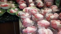 Kedai Pelangi juga merupakan restoran Makassar populer. Berlokasi di Kebon Sirih, kamu bisa mencicipi es pisang ijo di sini. Harganya Rp 38.500 di aplikasi ojek online. Foto: kedaipelangi_kebonsirih