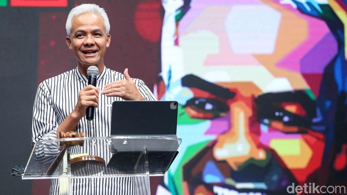 Ganjar Pranowo menghadiri pelatihan juru kampanye untuk pemenangan Ganjar di Jakarta, Senin (17/7/2023). Begini potretnya.
