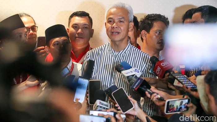 Ganjar Pranowo menghadiri pelatihan juru kampanye untuk pemenangan Ganjar di Jakarta, Senin (17/7/2023). Begini potretnya.