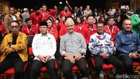 Hadir juga Sekjen Perindo Ahmad Rofiq, Ketua DPP PPP Usman Tokan, dan sejumlah petinggi Partai Hanura.  