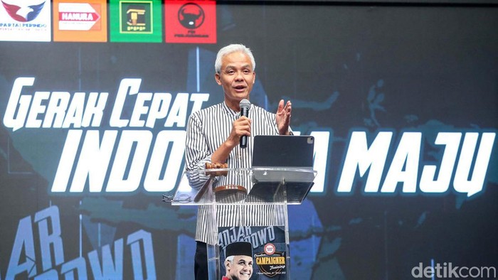 Ganjar Pranowo menghadiri pelatihan juru kampanye untuk pemenangan Ganjar di Jakarta, Senin (17/7/2023). Begini potretnya.