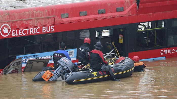 Sebanyak 39 orang tewas akibat banjir Korea Selatan 2023. Banjir akibat hujan deras itu membuat orang-orang terjebak dalam mobil di terowongan kota Cheongju.