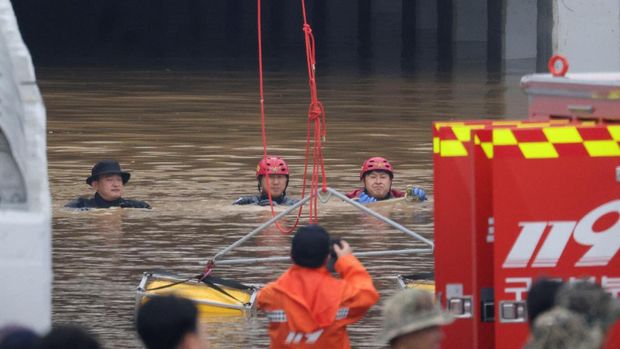 Sebanyak 39 orang tewas akibat banjir Korea Selatan 2023. Banjir akibat hujan deras itu membuat orang-orang terjebak dalam mobil di terowongan kota Cheongju.