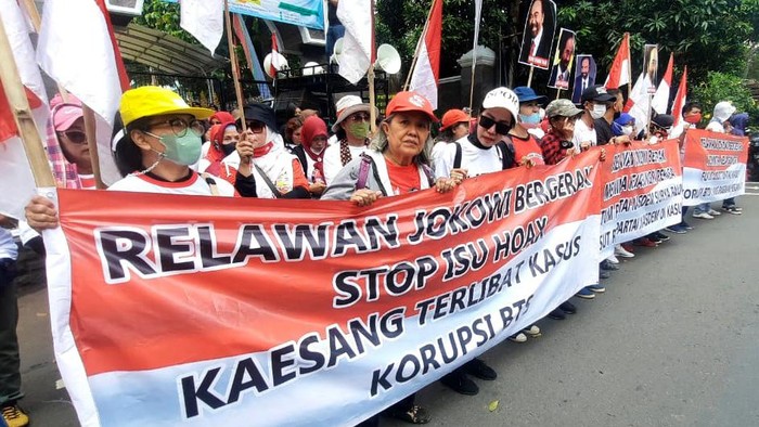 Sejumlah aktivis yang tergabung dalam Relawan Jokowi Bergerak kembali menggelar aksi damai meminta Kejagung menuntaskan kasus Korupsi BTS. Siapa lagi?