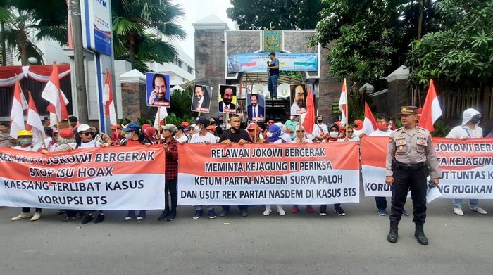 Aksi Damai Tuntaskan Korupsi BTS di Kejagung Sejumlah aktivis yang tergabung dalam Relawan Jokowi Bergerak kembali menggelar aksi damai meminta Kejagung menuntaskan kasus Korupsi BTS. Siapa lagi?