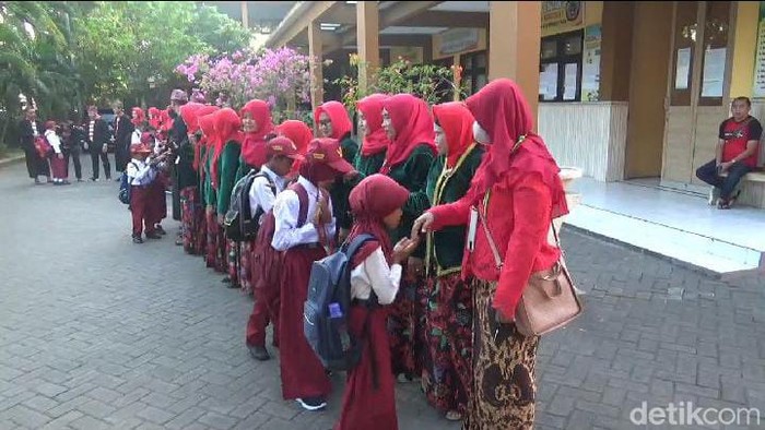 Aksi unik guru di Bangkalan pakai baju adat Madura sambut siswa baru di hari pertama masuk sekolah