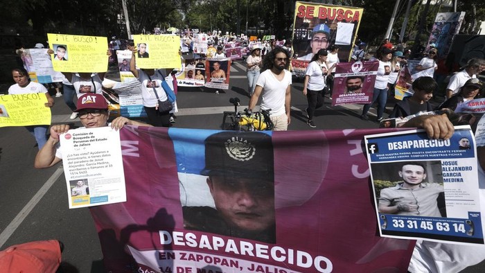 Aksi Warga Meksiko Tuntut Pemerintah Selidiki Ribuan Kasus Orang Hilang Relatives and organizations of the disappeared march to demand that the state government not stop the search for their disappeared relatives in Guadalajara, Mexico, on Sunday, July 16, 2023. (AP Photo/Refugio Ruiz)