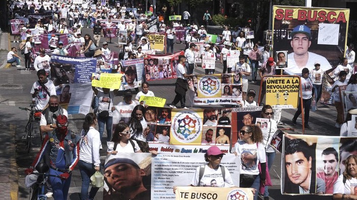 Aksi Warga Meksiko Tuntut Pemerintah Selidiki Ribuan Kasus Orang Hilang Relatives and organizations of the disappeared march to demand that the state government not stop the search for their disappeared relatives in Guadalajara, Mexico, on Sunday, July 16, 2023. (AP Photo/Refugio Ruiz)