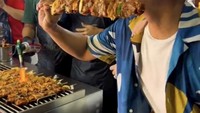Presenter sekaligus komedian ini, punya cara yang humoris saat membawakan acara kuliner, seperti posenya makan sate jumbo ini. Foto: Instagram @anwar_bab