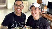 Sering belajar hingga kolaborasi makanan dengan para chef. Anwar tunjukkan kemampuannya di bidang memasak. Foto: Instagram @anwar_bab