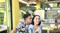 Masih dalam keseruan saat jadi presenter acara kuliner. Kali ini Anwar belajar membuat martabak manis langsung di tempatnya. Foto: Instagram @anwar_bab