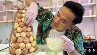  Selain jago masak dan membawakan acara kuliner. Dirinya juga senang menggali bakatnya ketika membuat kue manis. Foto: Instagram @anwar_bab