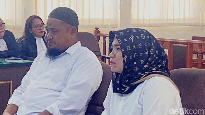 Ardilla Rahayu Pongoh dan pamannya, Andi Abdullah Pongoh saat menjalani sidang putusan di PN Sorong. detikcom/Juhra Nasir