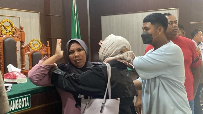 Ardilla Rahayu Pongoh, divonis 20 tahun penjara lantaran membunuh suaminya, Brigadir Yones. Keluarga Ardilla yang tak terima dengan putusan itu mengamuk di Pengadilan. detikcom/Juhra Nasir