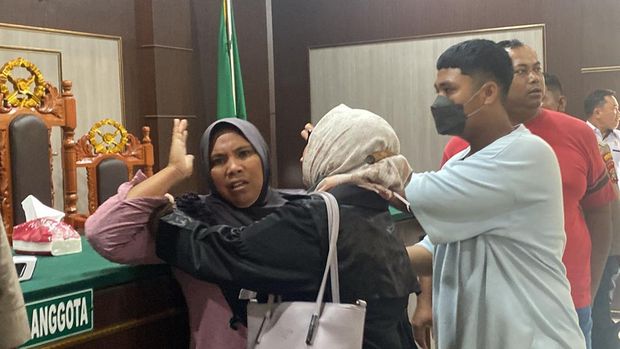 Ardilla Rahayu Pongoh, divonis 20 tahun penjara lantaran membunuh suaminya, Brigadir Yones. Keluarga Ardilla yang tak terima dengan putusan itu mengamuk di Pengadilan. detikcom/Juhra Nasir