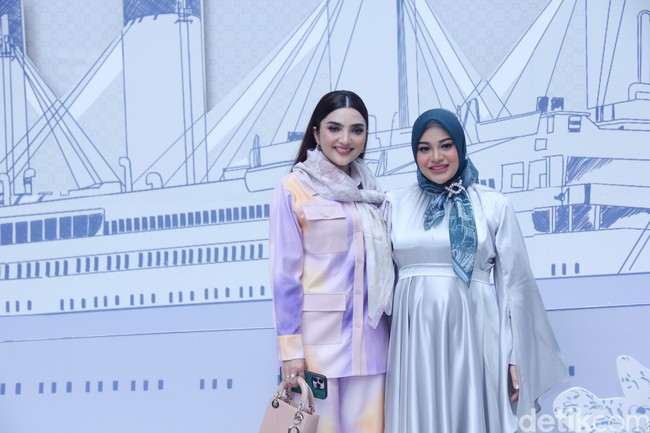 Setelah bercerai dengan Krisdayanti, Anang Hermansyah kini sudah menikah lagi dengan Ashanty. Dengan demikian Ashanty pun menjadi ibu sambung bagi kedua anak Anang dari pernikahan sebelumnya. Meski menjadi ibu tiri, tapi nyatanya Ashanty begitu dekat dengan Aurel dan Azriel. Bahkan Ashanty dan Aurel jadi terlihat bak bestie. Foto: Abduh/Detikcom