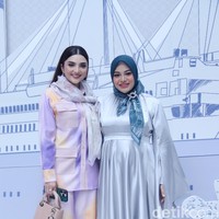 Setelah bercerai dengan Krisdayanti, Anang Hermansyah kini sudah menikah lagi dengan Ashanty. Dengan demikian Ashanty pun menjadi ibu sambung bagi kedua anak Anang dari pernikahan sebelumnya. Meski menjadi ibu tiri, tapi nyatanya Ashanty begitu dekat dengan Aurel dan Azriel. Bahkan Ashanty dan Aurel jadi terlihat bak bestie. Foto: Abduh/Detikcom