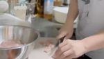 Hobi Masak, Ini Momen Asmirandah saat Sibuk di Dapur