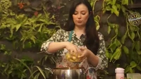 Tak hanya kuliner nusantara saja, Asmirandah juga piawai dalam membuat masakan luar negeri. Salah satunya hidangan Kari Jepang. Foto: Instagram/YouTube