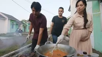 Meskipun dikenal sebagai publik figur, Asmirandah tidak melepaskan kewajibannya sebagai ibu rumah tangga. Ia selalu membuatkan masakan untuk keluarga kecilnya. Foto: Instagram/YouTube