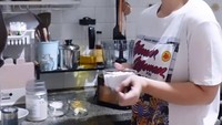 Di kanal YouTubenya dapat terlihat di dapur minimalis milik Asmirandah tersebut ia telah banyak membuat masakan dan kue. Foto: Instagram/YouTube