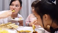 Ia juga sering membuat jajanan sendiri, seperti telur gulung. Ia pun menikmati telur gulung bersama dengan anaknya. Foto: Instagram/YouTube