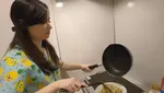Hobi Masak, Ini Momen Asmirandah saat Sibuk di Dapur