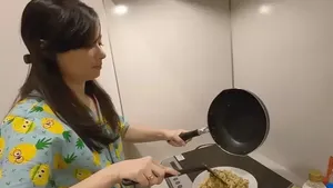Hobi Masak, Ini Momen Asmirandah saat Sibuk di Dapur